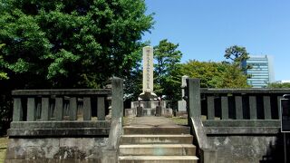 青山霊園で二番目に有名なお墓。さすがに広大な墓所に驚く。東京都指定旧跡。