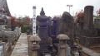 本妙寺の墓地にお墓がありました。