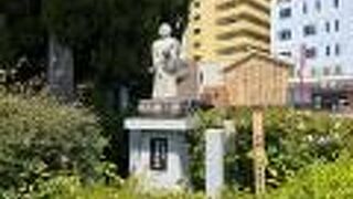 駅の東側にあります