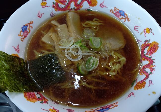 待合室内にある立ち食い駅そば