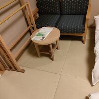 ４０５号室　丸テーブルで書物とパソコンをしました。