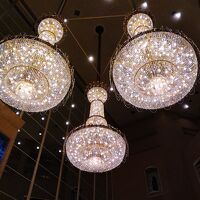 スワロフスキー・クリスタルが散りばめられた豪華なシャンデリア