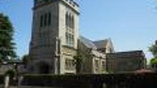 角張った方形の建物