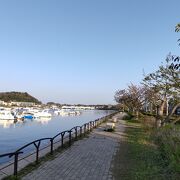 金沢八景駅から野島方向への平潟湾沿いの植栽豊富な遊歩道