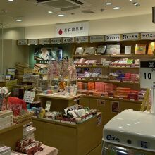 県内老舗の特産・名産品が並ぶ