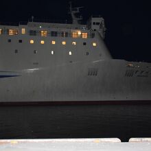 苫小牧東港に着岸する１万７千トンの「すずらん」（往乗船）