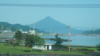 生活感と風光明媚な観光感を兼ね備えた地方路線