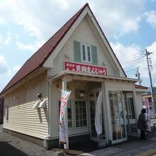 赤い三角屋根の可愛い店です！