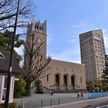 変わらず重厚な建物。青空にも映えた