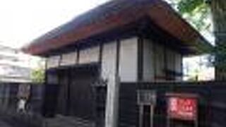 復元されたという屋敷に入ってみたら、暑い日なのにひんやり。歴史の重さを感じた