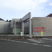 「ヒスイ」など様々な岩石・鉱物を展示。自然環境の変遷や地震、火山を学ぶ。