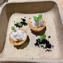 地元の食材を使った創作料理。