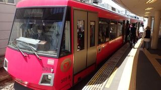 赤、青、黄色、白。様々な色で、モダンな車体