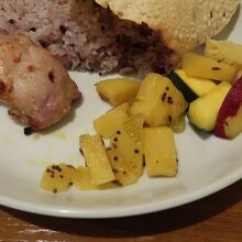 大山鶏のマライティッカ・スパイス炒め・ピクルス