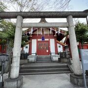 祭礼の際に小舟町の御仮屋へ神輿を渡御するのでこの名まえです