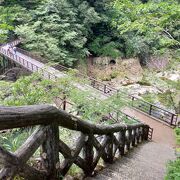 「虹見の滝」の眺めを楽しめます。