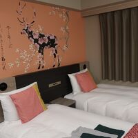 施設はとても新しい。壁には奈良らしい意匠が