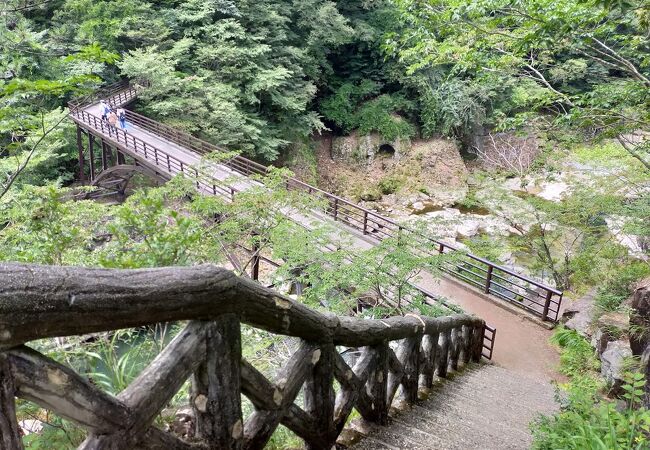 「虹見の滝」の眺めを楽しめます。