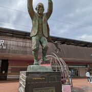 別府駅前の像