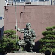 柴田神社の中央に座している銅像