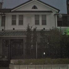 杉野記念館の正面の様子です。一般的な高級住宅の佇まいです。