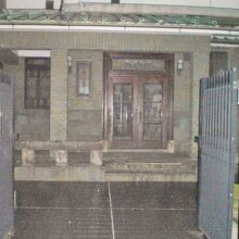 杉野記念館の玄関入口の様子です。門構えのしっかりした入口です