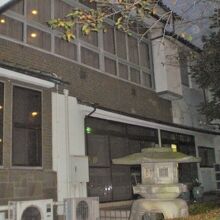 杉野記念館の庭園区画です。洋式の建物と節調した灯篭です。