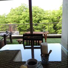 チェックイン手続きはラウンジでゆったりと。