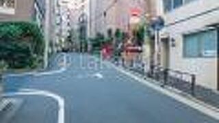 ガードレールは片側にしか設置されていません