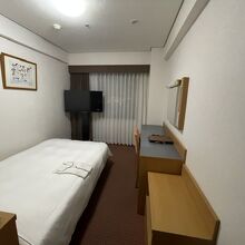 部屋はごく普通のビジネスホテル。やや広め