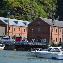 遊覧船から眺める周囲の景観に溶け込んで風情豊かな赤レンガ倉庫