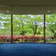 館内から見た芸術作品のような庭