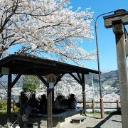 上山城を眺めながら足湯を楽しめる