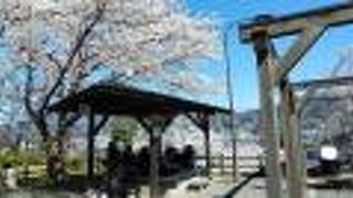 上山城を眺めながら足湯を楽しめる