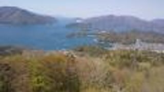 舞鶴湾を一望に見渡せる。