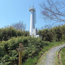 岬には灯台があります