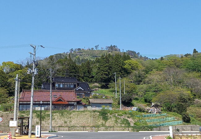 (亀山)山頂の展望台から気仙沼市内や、リアス海岸を見渡すことができます