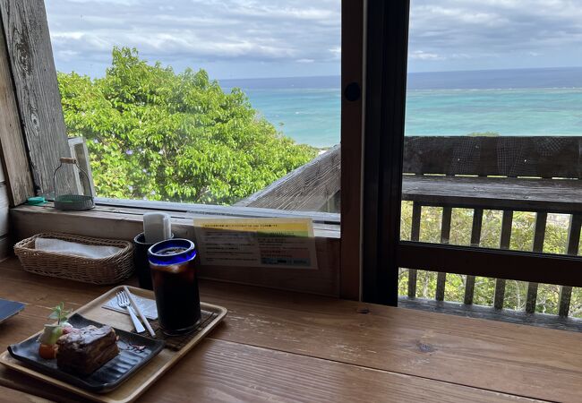 綺麗な海が見えるし、コーヒーもケーキも美味しい