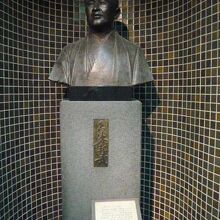 久米邦武氏の胸像です。ご子息が、久米圭一郎です。