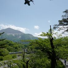 公園までの公共交通はないので、片道のタクシー利用が良いかも。