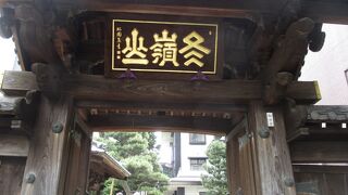 立派な山門は見ごたえあります。