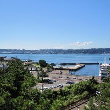 展望台から、海の向こうに鹿児島市内を見る。