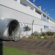 エンジンをくぐり中に入ります