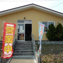 黄色い小屋風の直売所