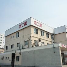 横から観たところの工場