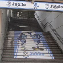 階段にはジュビロのマスコット