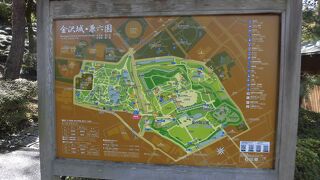 日本三名園の一つで廻遊式の庭園