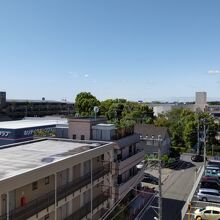 遮る建築物は少なく地平線まで空が広い