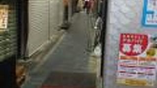 人がすれ違えるほど