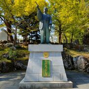 米沢藩を立て直した名君上杉鷹山の銅像が上杉神社の参道にあります